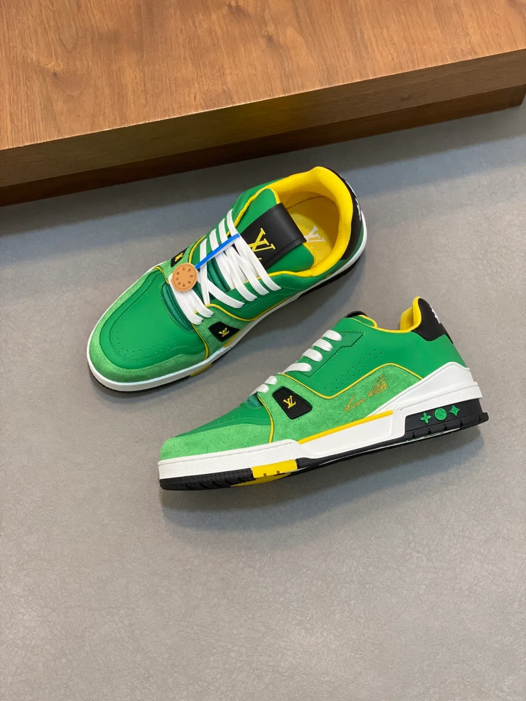 Men's men's shoes 💰820 Lujia New Color Men's 🧍‍♂️trainer sneakers, this LV Trainer sneaker is made of soft grained calfskin, showing pure tones, the #54 logo on the back traces the brand's birth in 1854, the designer's handwritten brand logo embellishes one side, designed by Virgil Abloh himself, a very commemorative sneaker, the new LV Louis Vuitton louis vuitton trainer sneaker low casual sports culture versatile basketball sneakers Size: 35-46 (customized for women 40, men 46)